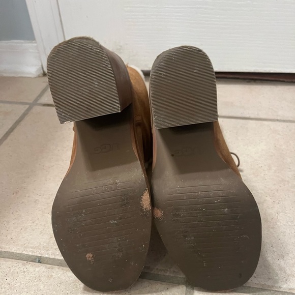 ⭐️ UGG Heeled Fur Lined Boots - Picture 3 of 5